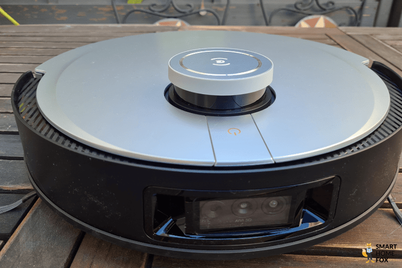 Ecovacs Deebot Saugroboter mit einer Kamera zur Hinderniserkennung sind zu sehen.